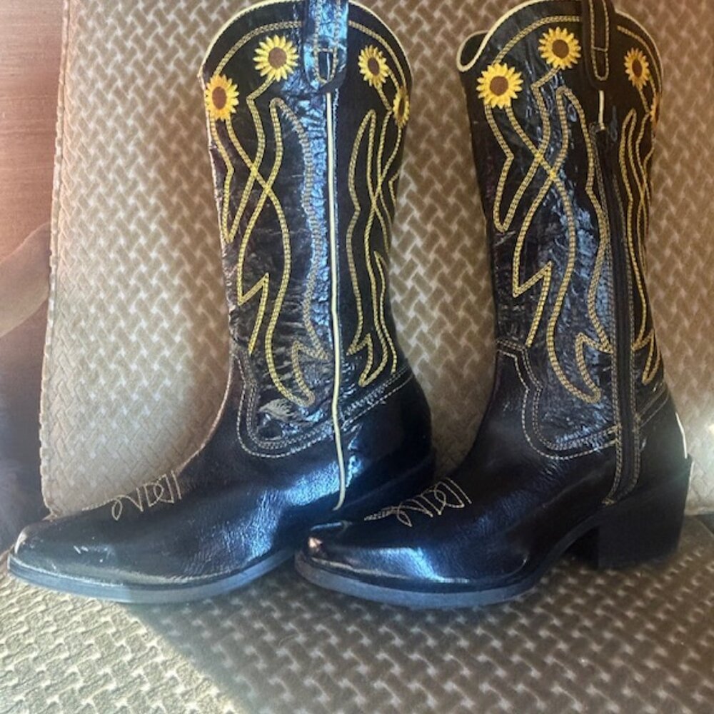 Urban Outfitters Daisy Embroidered Patent Leather Western Cowboy Boots - Picture 13 of 16